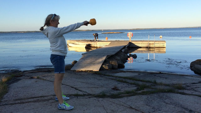 Styrketräning med kettlebell i skärgården.