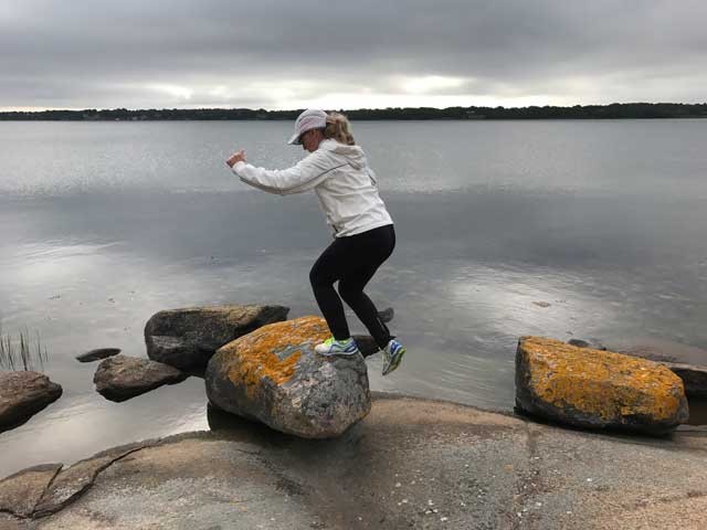 Step up på en sten i skärgården.