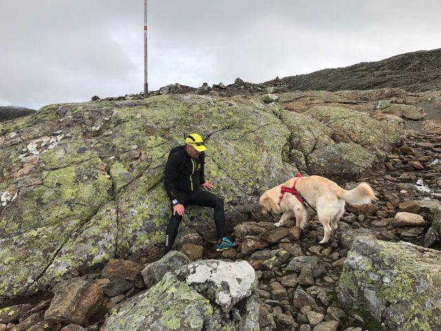 Per och Scooby tar en kort paus i den krävande terrängen.