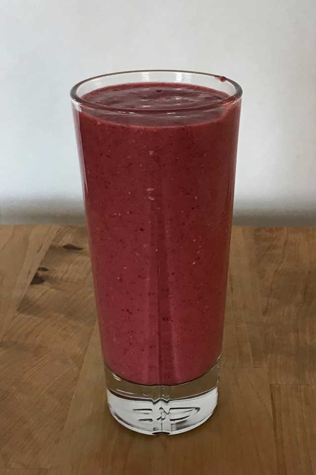 Vitaminsmoothie på apelsiner, hallon och granatäppelkärnor.