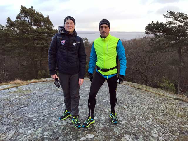 Jesper och Per högst upp på stenen på Kjugekull