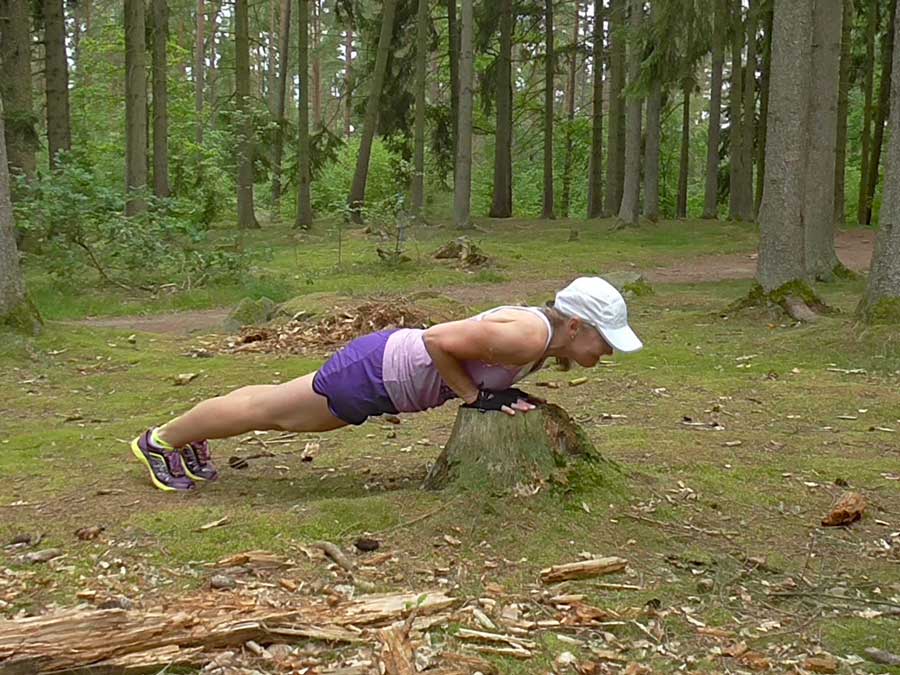 Armhävning mot stubbe i skogen