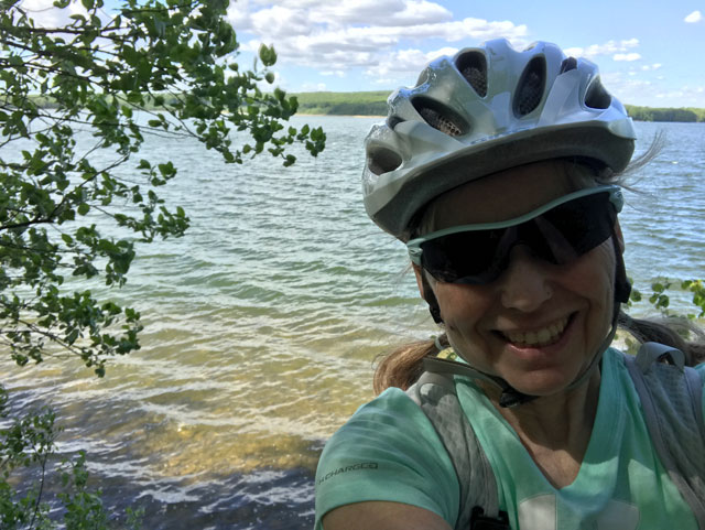 Cykelutflykt - Ingrid pausar vid Råbelövsjön