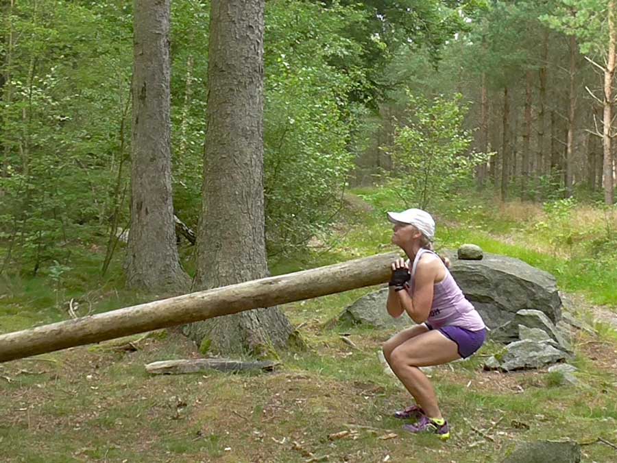 Knäböj med stor stock i skogen