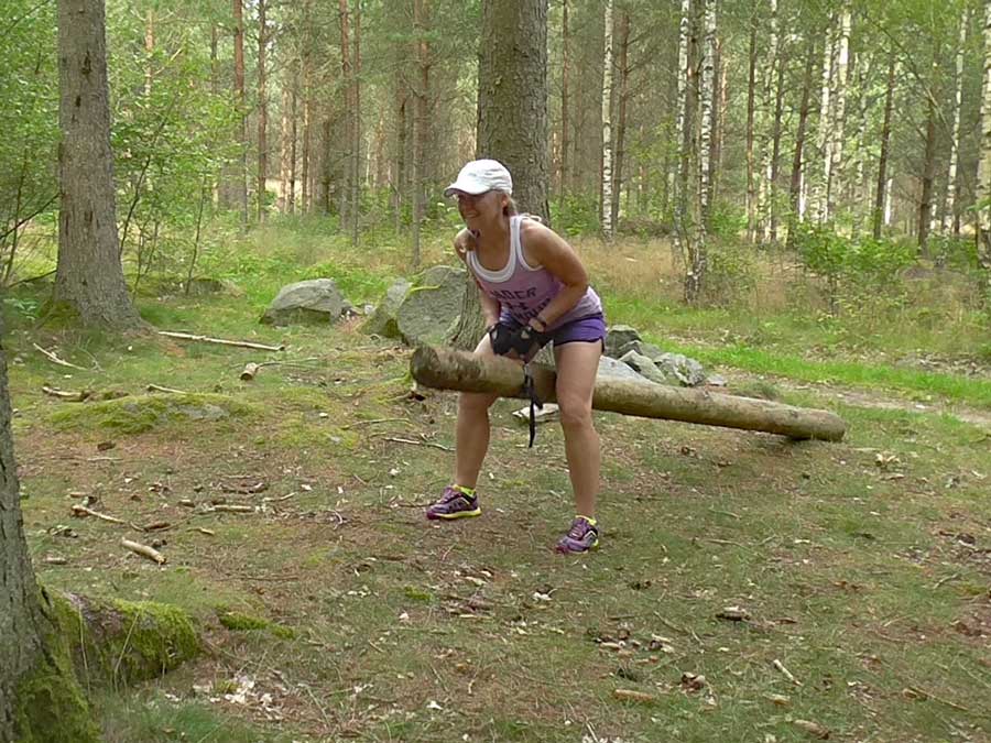 Roddövning med stor stock i skogen